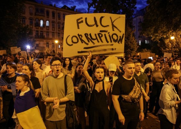 Украйна скочи на протест срещу закон, подписан от Зеленски: Срам, срам!