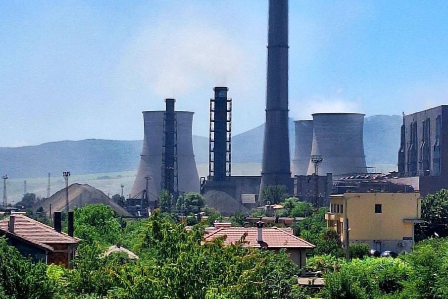 В складовата база на „ТЕЦ Бобов дол“ са горели въглища и слама
