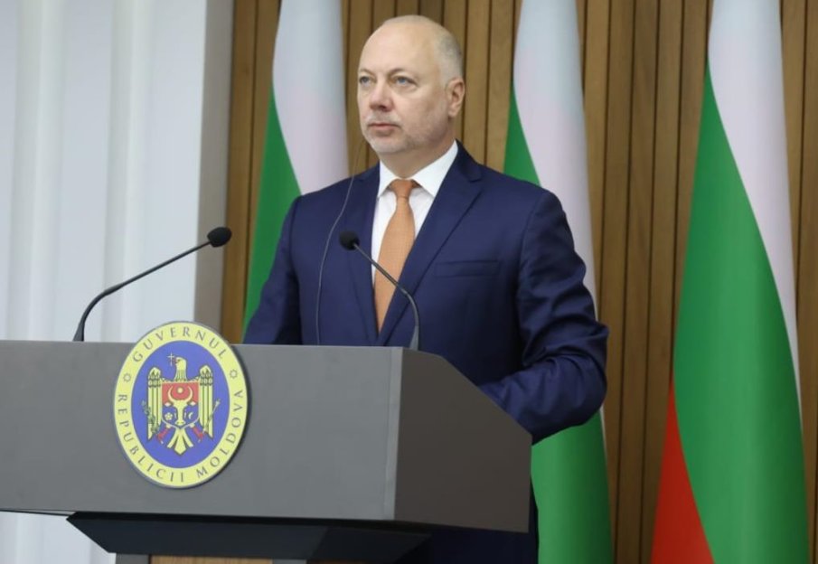 СПЕШНА ПОМОЩ! Желязков: Четири хеликоптера и два самолета ще се включат в гасенето на пожарите