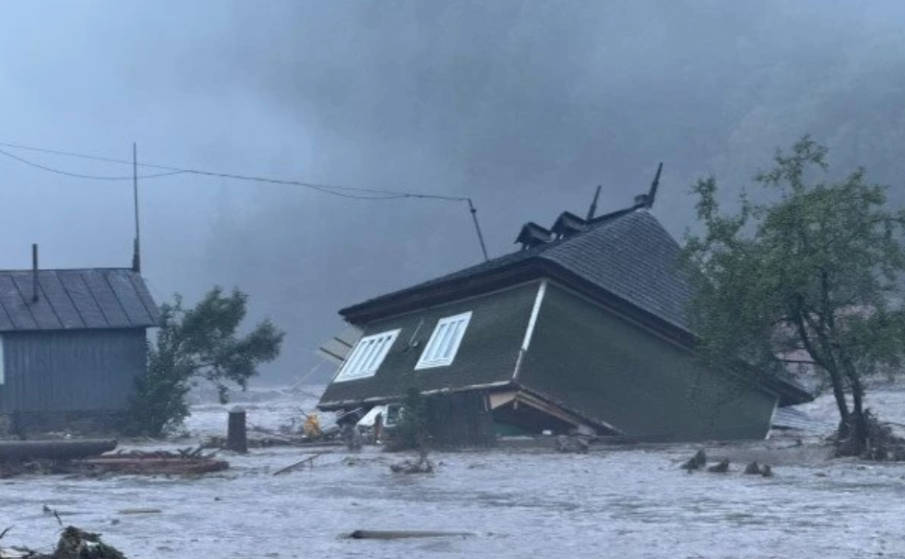 ВОДНА СТИХИЯ В РУМЪНИЯ: Един човек загина, стотици са евакуирани