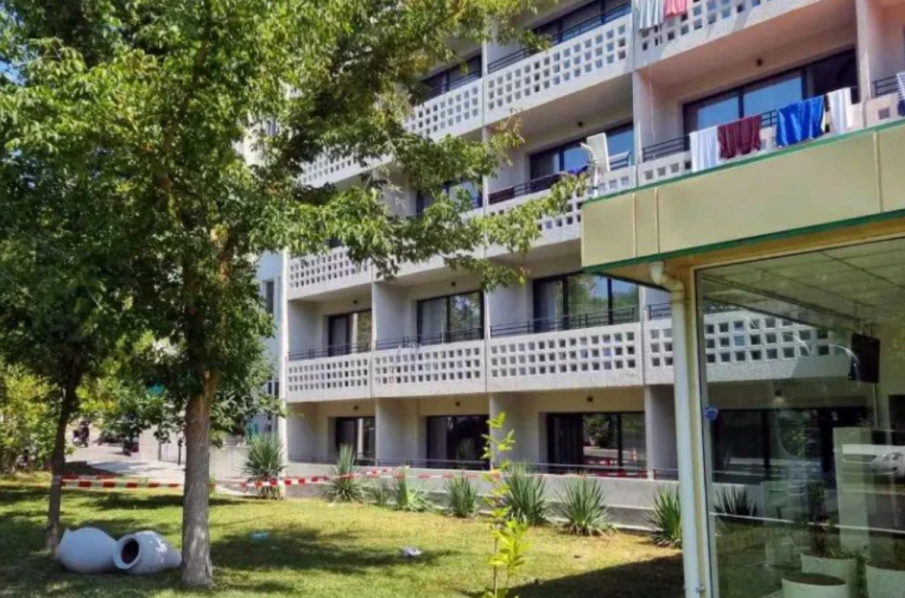 Продължава борбата за живота на 15-годишния ученик, паднал от хотел в Китен