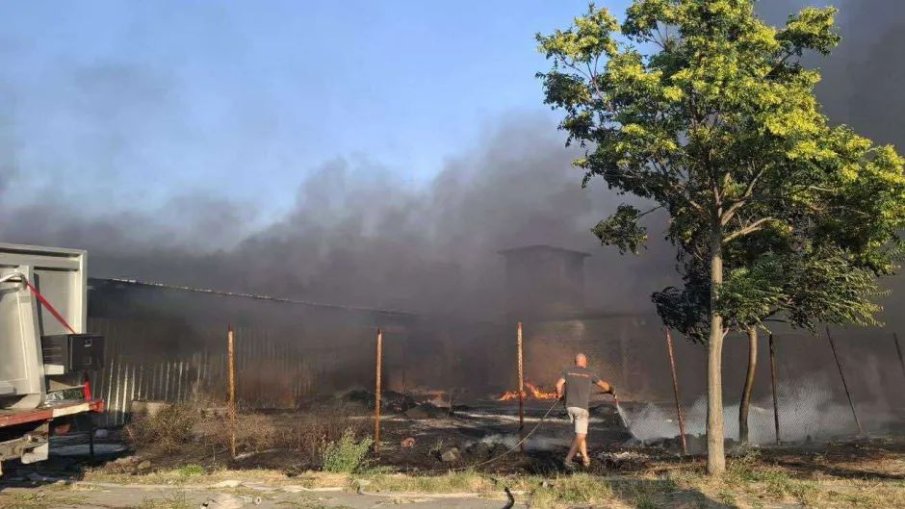 Пожарът в Средец, тръгнал от цех за пластмаса, е овладян, но не е изгасен
