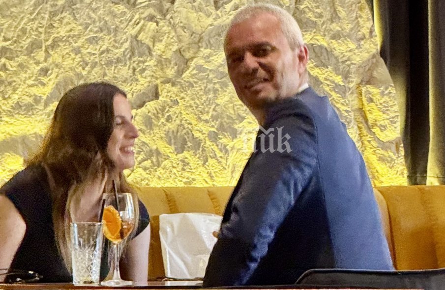 САМО В ПИК! Копейкин с отчаян пиар след краха с протестите - цъфна с Флорчето в лъскаво заведение в центъра на София. Той пийва фрешове, тя се налива с аперол (ПАПАРАШКИ СНИМКИ)