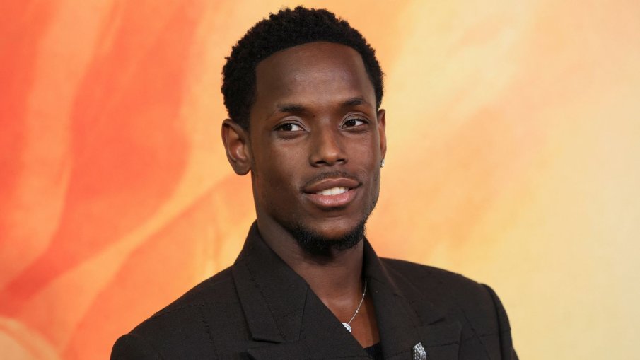 Обвиниха британския актьор Майкъл Уорд в изнасилване