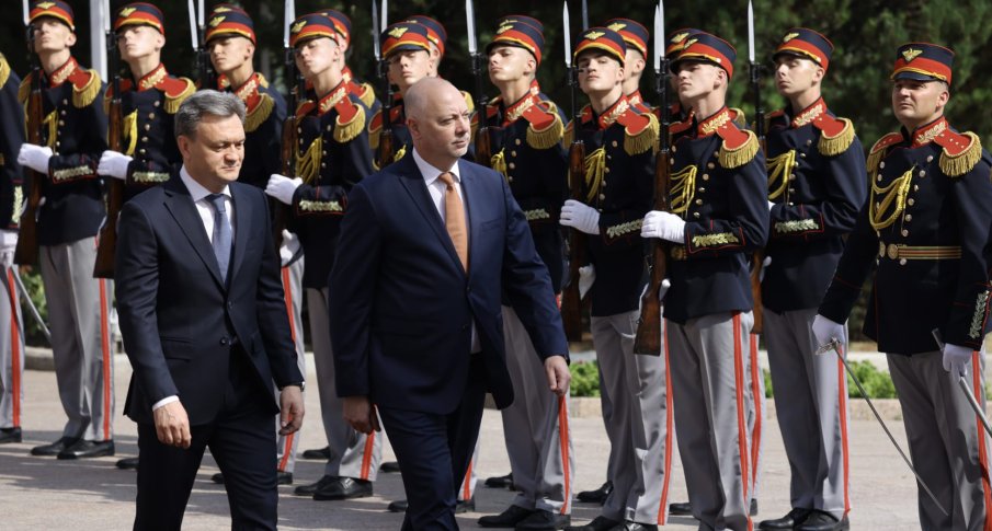 ОФИЦИАЛНО ОТ МОЛДОВА: С военни почести посрещнаха премиера Желязков (СНИМКИ)