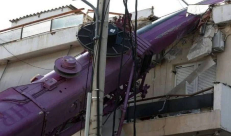 Камион с кран се стовари върху двуетажна къща в Перистери