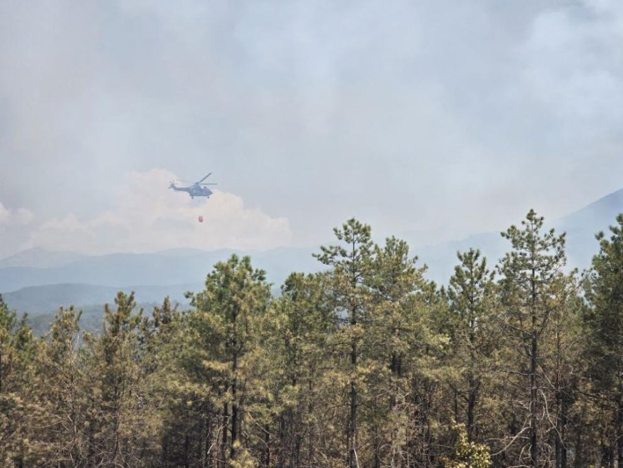 Включват втори хеликоптер за разрастващия се пожар край Илинденци
