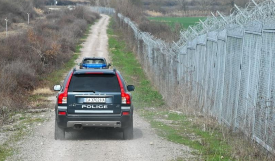 Директорът на „Гранична полиция“: С шипове се опитахме да спрем колата с мигранти и тя падна в езерото