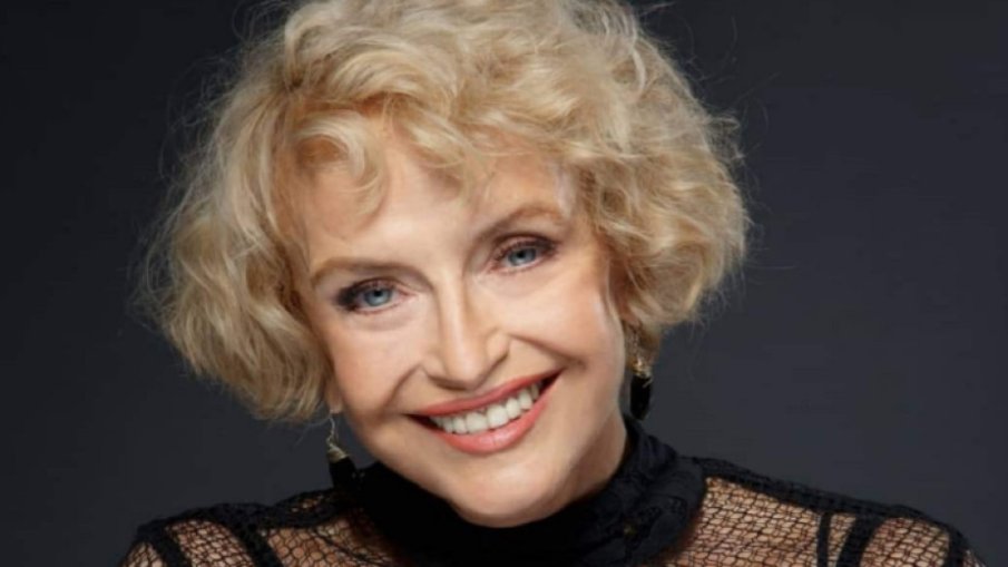 САМО В ПИК И РЕТРО: Камелия Тодорова се вози в метрото цялата в злато (ПАПАРАШКИ СНИМКИ)