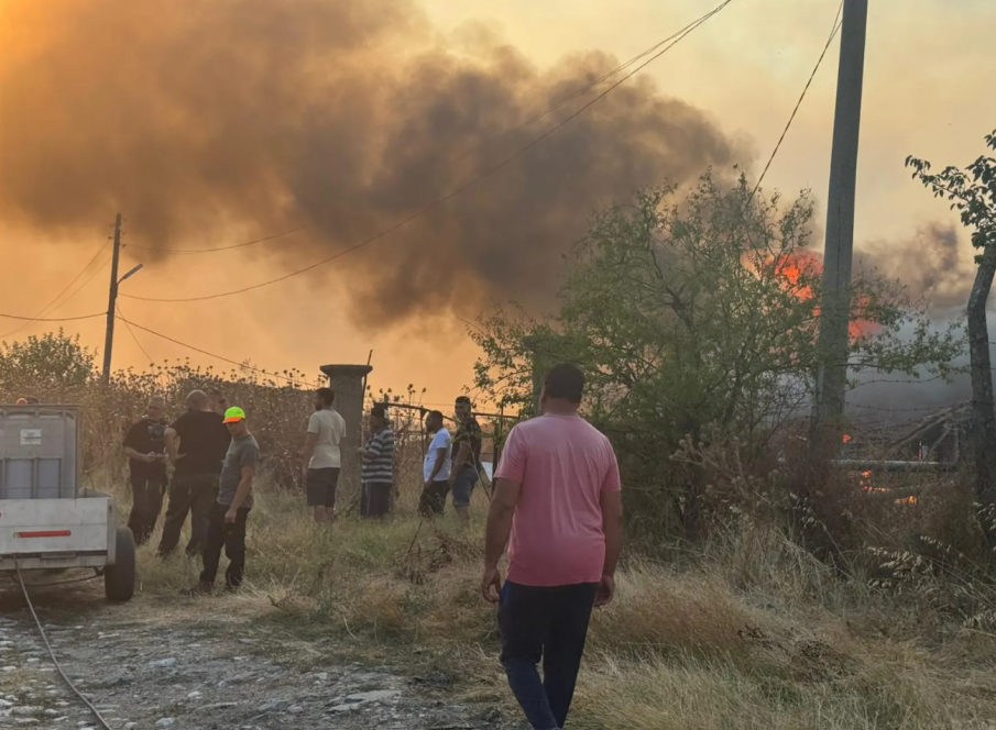 Търсят се доброволци за пожара край село Искра