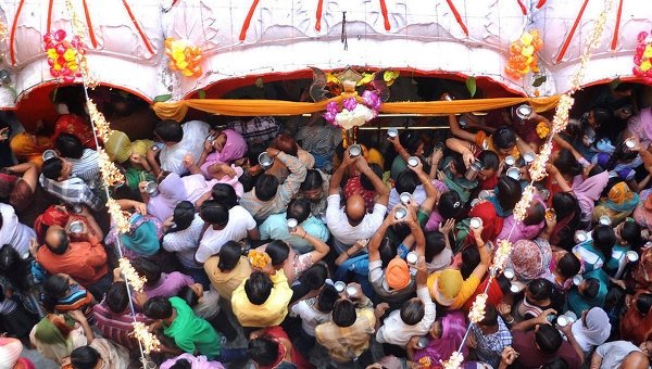 Най-малко шестима души загинаха при блъсканица в хиндуистки храм в Индия