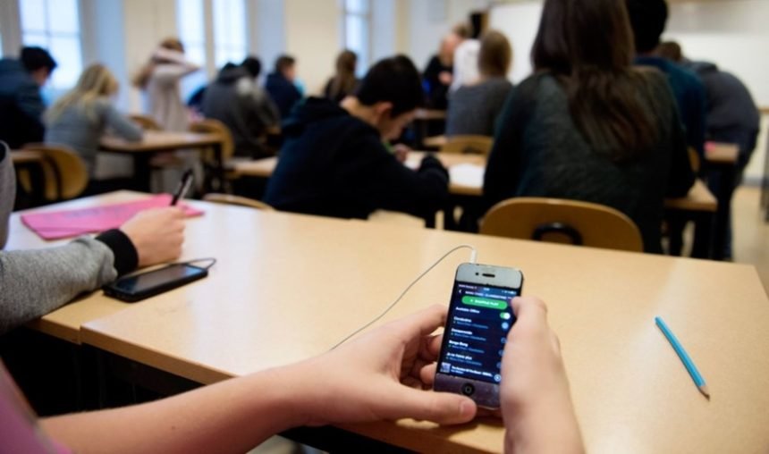 Финландия забрани използването на мобилни телефони в училище