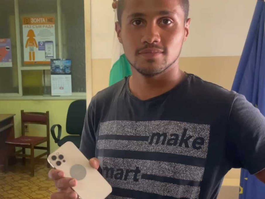 Млад мъж намери в тревата скъп iPhone и го занесе в полицията