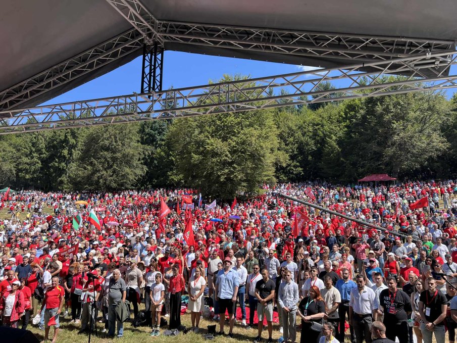 Хиляди отбелязаха 134 години организирано социалистическо движение на Бузлуджа (СНИМКИ)