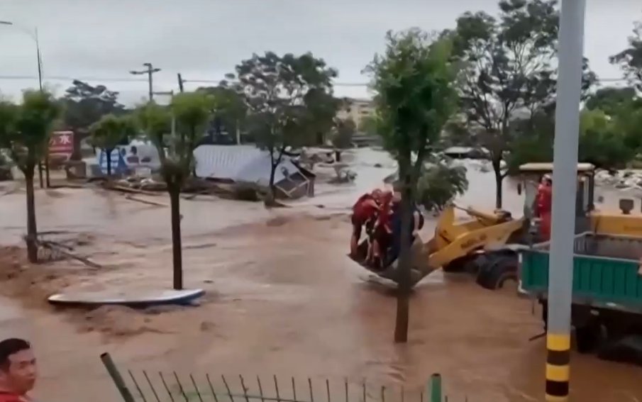 Големи наводнения в Бали, много жертви и изчезнали