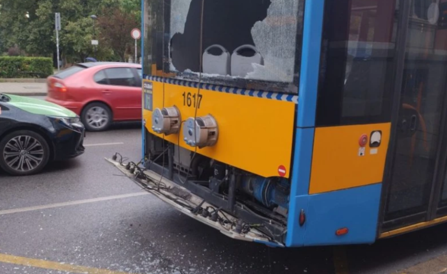 Счупиха стъкло на автобус от градския транспорт в София