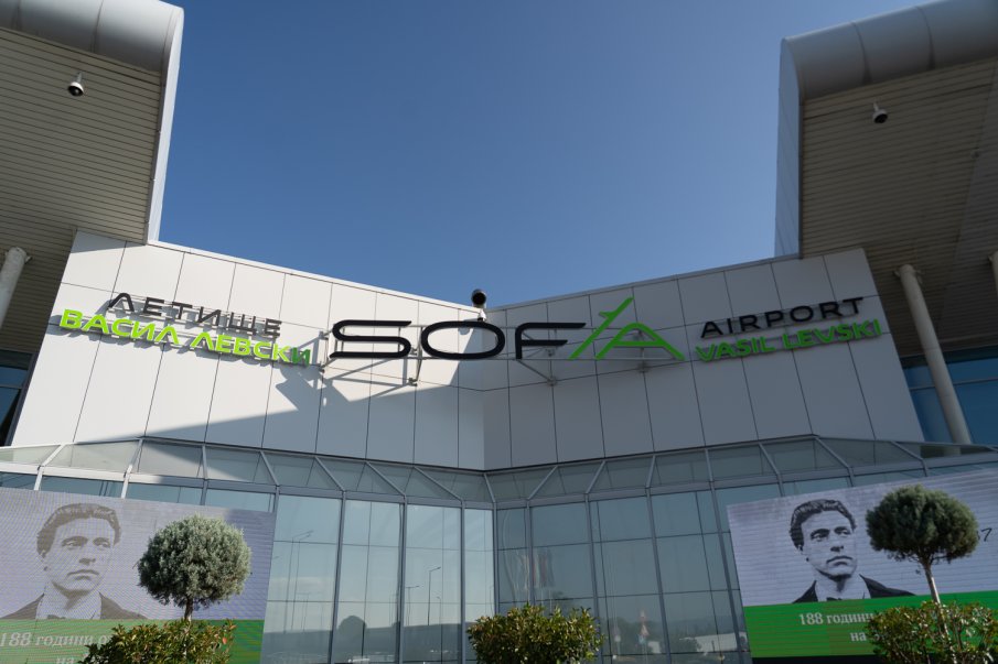 Задържаха мъж, подал фалшив сигнал, че жена носи бомба на летището в София