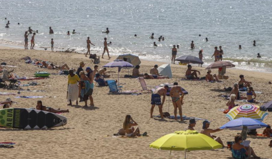 Френски курорт забрани носенето на бански по улиците: Глоба 150 евро