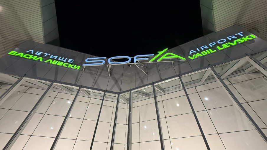 Повреда блокира пътници в самолет на летището в София, Гроздан Караджов следи случая