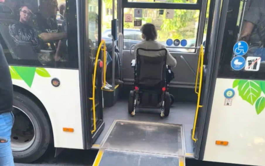 ГАВРА! Три автобуса в столицата отказали да качат човек на инвалидна количка, единият от шофьорите дори се разкрещял