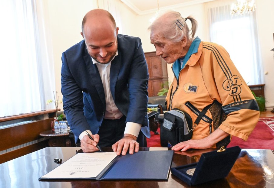 Министърът на правосъдието подпечата указа за търговски арбитраж пред 90-годишната баба Янка, която щеше да бъде измамена (СНИМКИ)