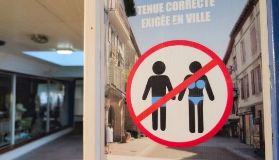 Френски град обяви война на туристите по бански: Солени глоби за тези, които се разхождат полуголи