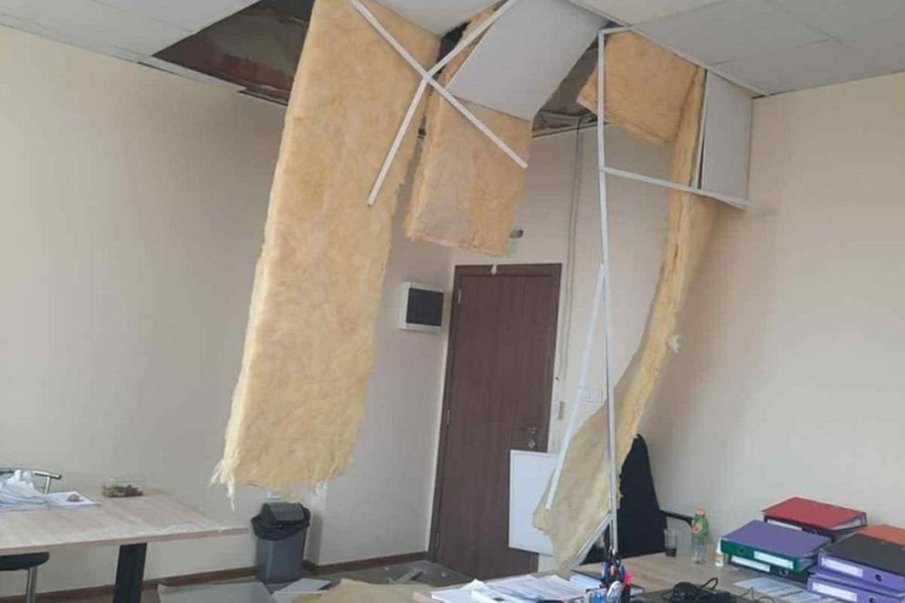 Таванът на кметството в село Анево се срути върху главите на служители