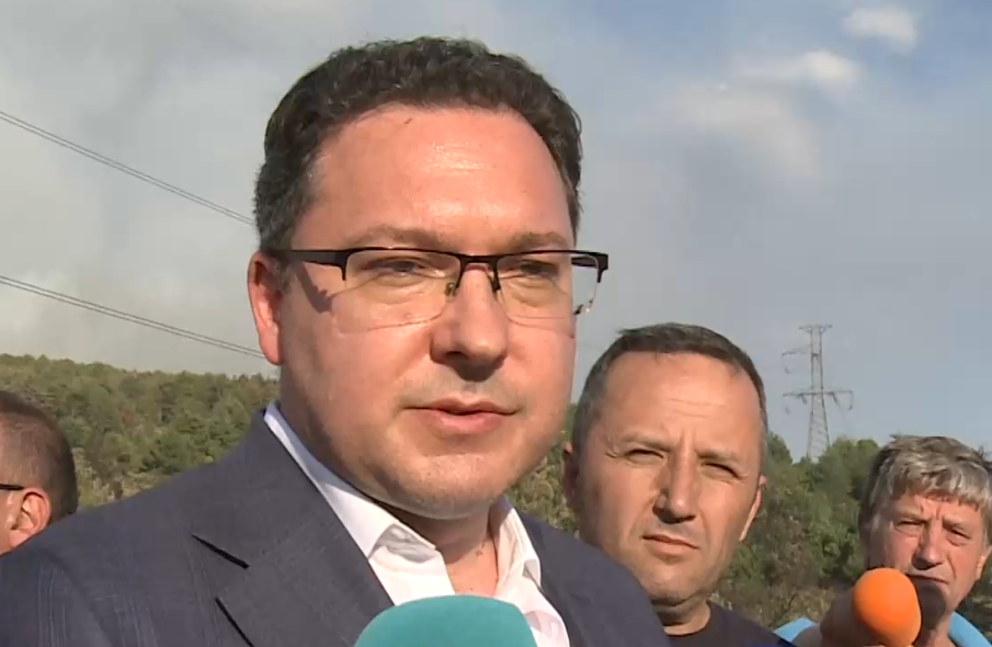 Вътрешният министър докладва: Сухото време и силният вятър правят пожарите трудни за овладяване