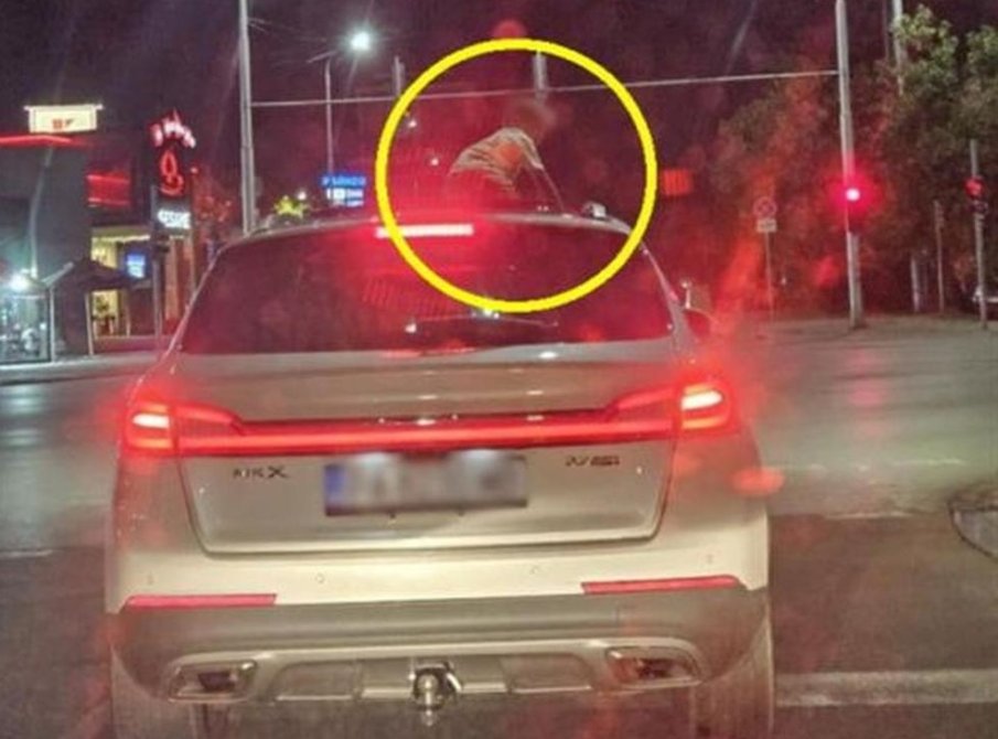Дете се показа от люка на движещ се автомобил в Пловдив