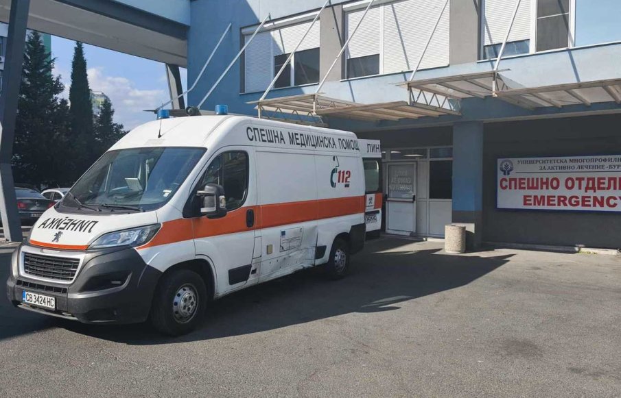 В кома е детенцето, паднало от втория етаж на болницата в Карнобат, родителите му се надяват на чудо