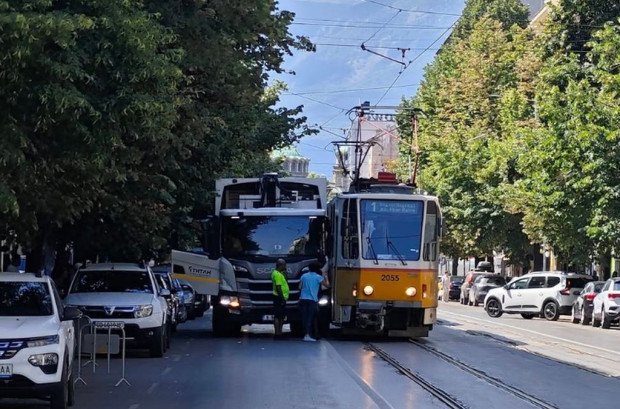 Катастрофа блокира движението по бул. Мария Луиза и предизвика закъснение в графика на градския транспорт