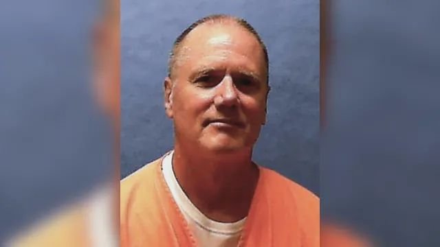 Екзекуция във Флорида: Смъртно наказание за мъж, убил с мачете на съпругата и децата си