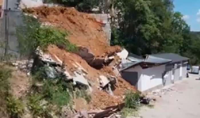 Подпорна стена рухна върху автосервиз във Велико Търново