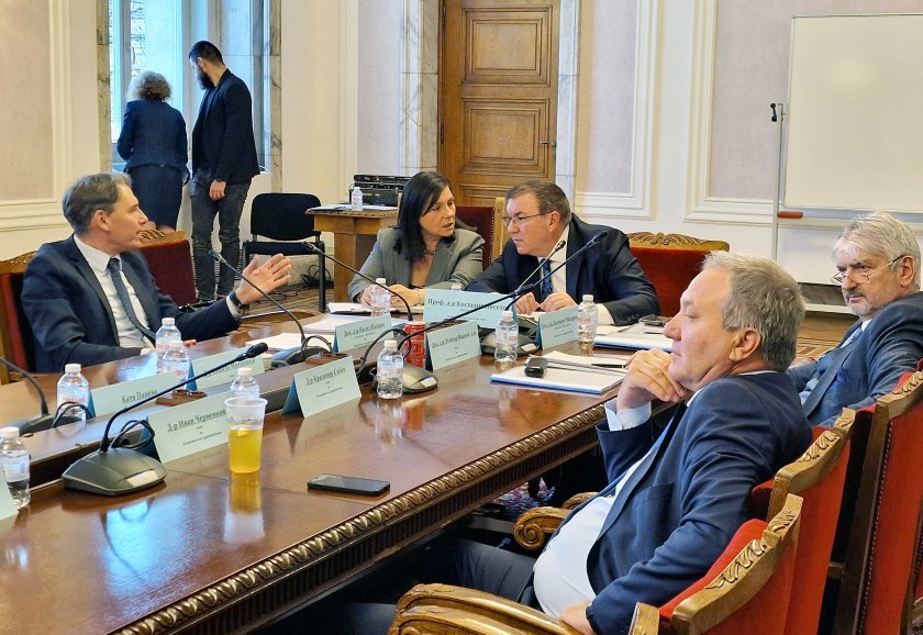 ВТОРО ЧЕТЕНЕ! Комисията по здравеопазване се събира за заплатите на младите лекари