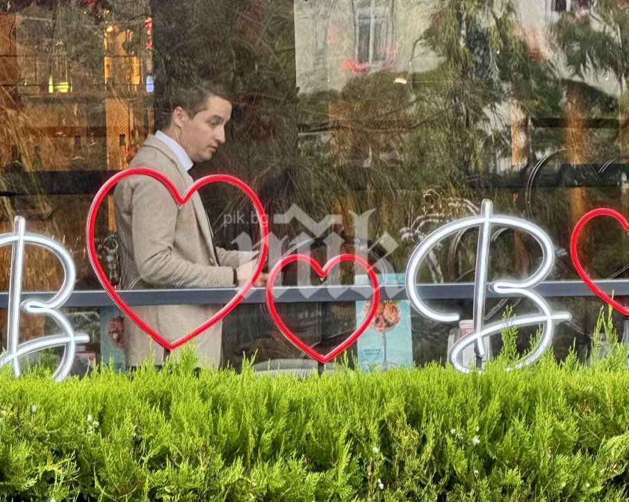 САМО В ПИК: Явор Божанков остана сам като тротинетка на депутатски паркинг (ПАПАРАШКИ СНИМКИ)