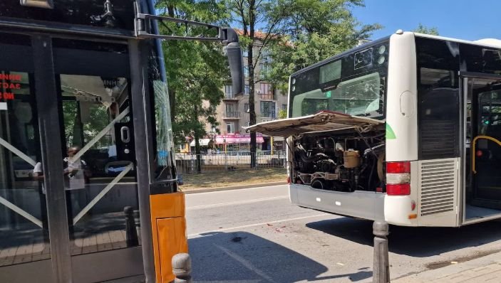 Автобус на градския транспорт удари друг на спирка Военна академия в София