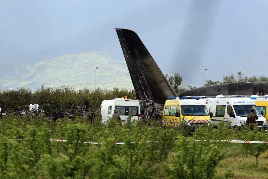 Четирима души загинаха при самолетна катастрофа на летище в Алжир