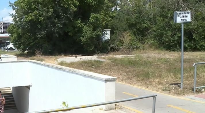 Хора със зрителни проблеми изпитват трудности при придвижването си във Варна