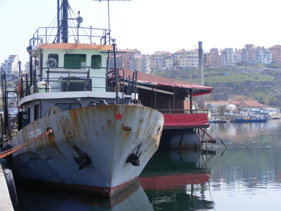 Водолази потапят кораб на дъното на Созополския залив