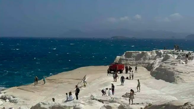 Двама туристи загинаха в бурното море на Гърция