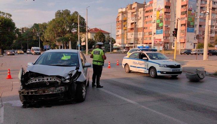 Жена се вряза в патрулка на кръстовище в Русе (СНИМКИ)