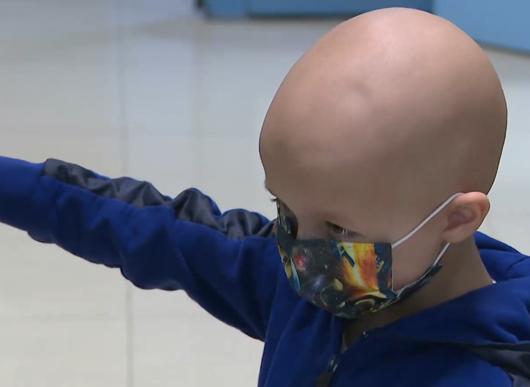 МАЛЪК ГЕРОЙ: 5-годишният Андре победи левкемията и се прибра у дома