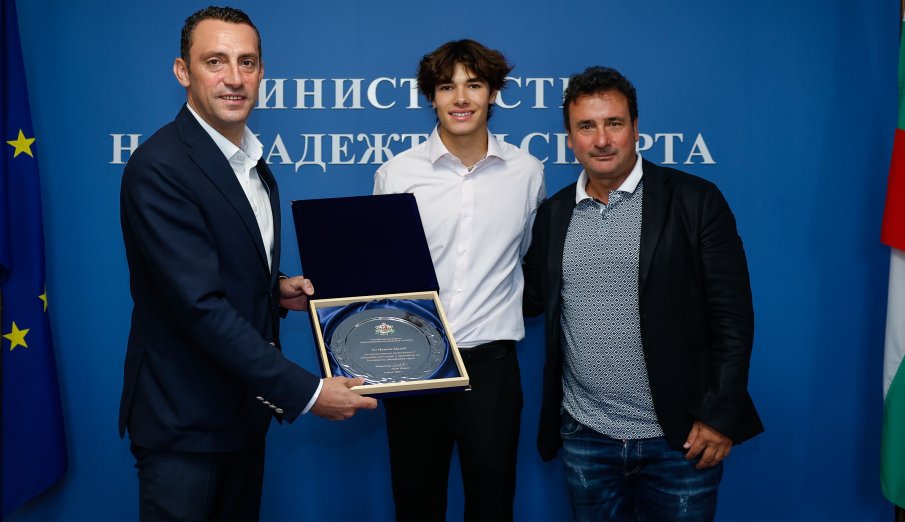 Министър Пешев награди пилота Никола Цолов за постиженията му във Формула 3