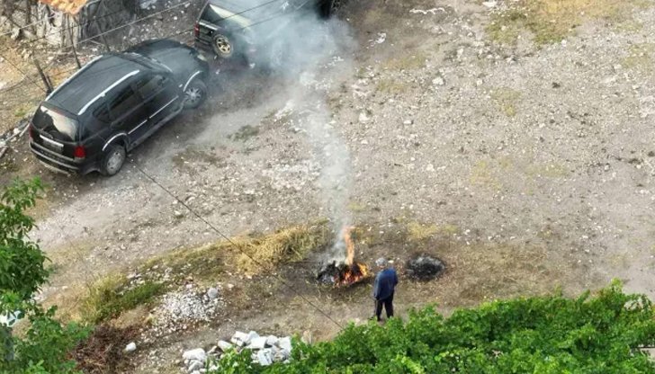 ОТ УМА СИ ПАТИ: Дрон засне мъж да пали огън край село Плоски в Пирин