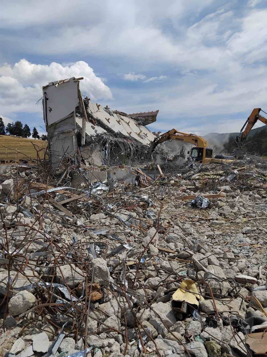 Бутнаха хотела на Румен Гайтански-Вълка на язовир Искър (СНИМКИ)