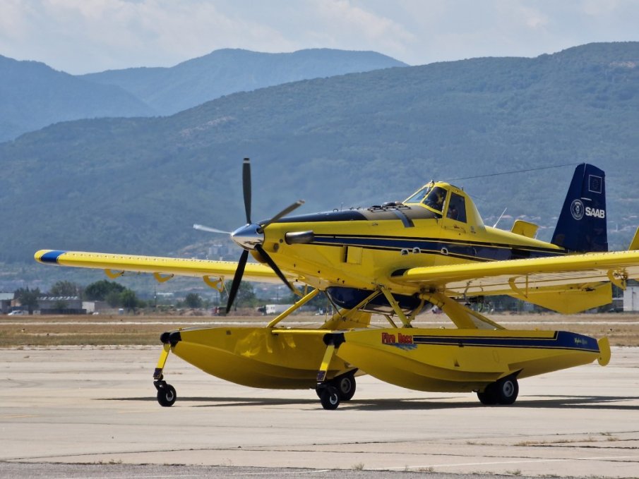 БОРБАТА С ОГЪНЯ ПРОДЪЛЖАВА: Шведските самолети също се включват в гасенето на огнения ад край Славянци