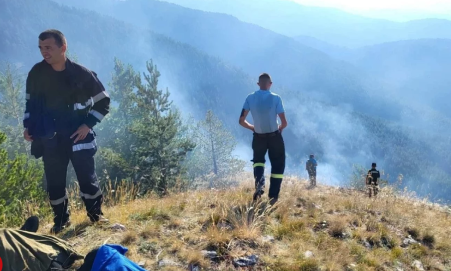 100 души продължават да гасят пожара в Пирин