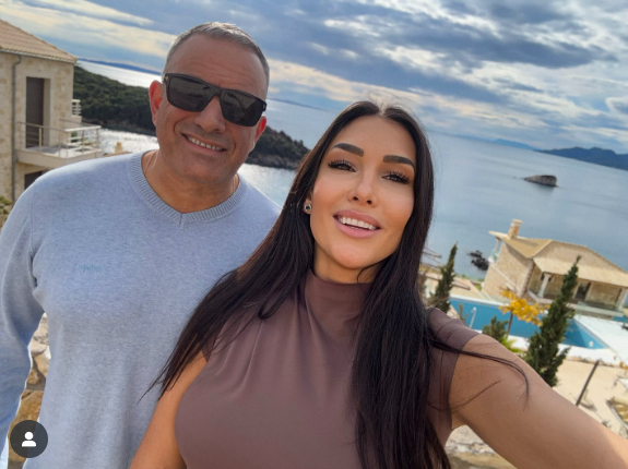 САМО В ПИК И РЕТРО: Любимата на Юксел Кадриев стана бизнес дама, продава корсети (СНИМКИи)