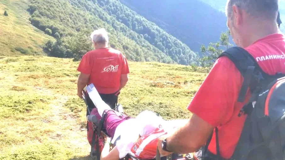 Планински спасители и хеликоптер спасиха жена под връх Вежен