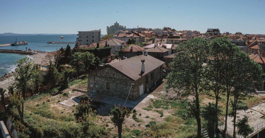 Издигат 3-метров мраморен паметник на светите братя Кирил и Методий в Поморие